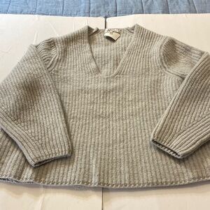 Aritzia Babaton 100% Italian Merino Wool Gray Ribbed V Neck Chunky Sweater